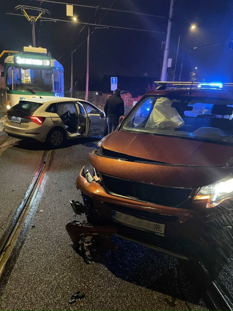 V Ještědské ulici v Horním Hanychově se srazila tramvaj s dvěma osobními vozy, jedna osoba byla zraněna