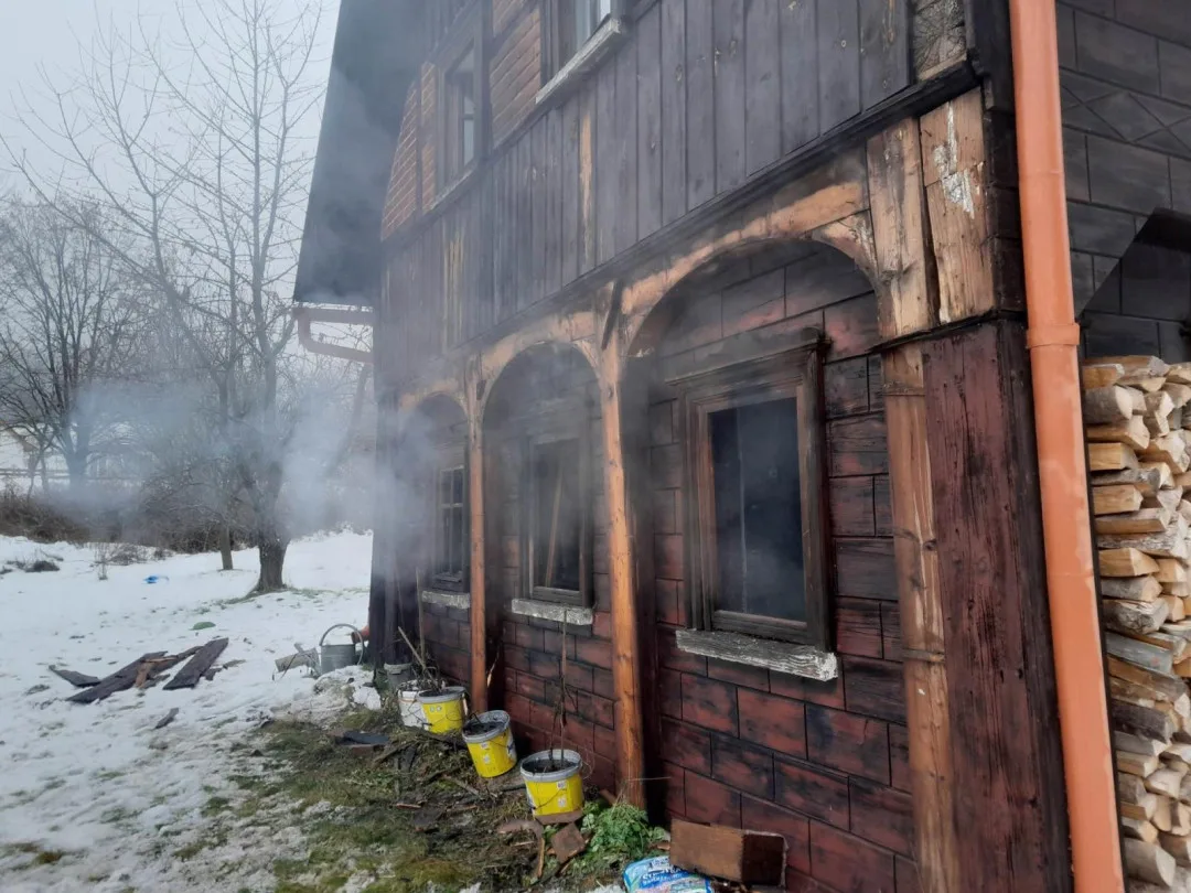 Na Novoborsku hořela poloroubenka, hasiči z ní zachránili staršího muže, který se nadýchal zplodin hoření