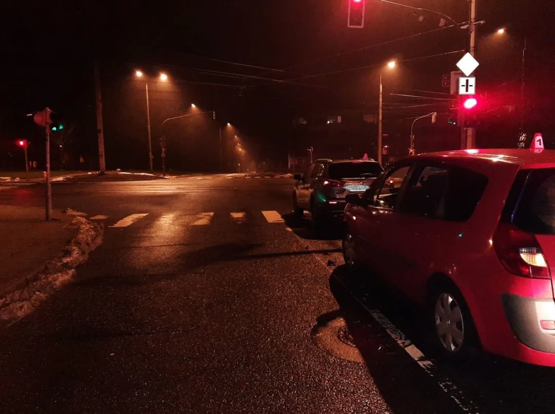 Mladý řidič na červené nedobrzdil a narazil do auta před sebou. Nadýchal skoro tři promile