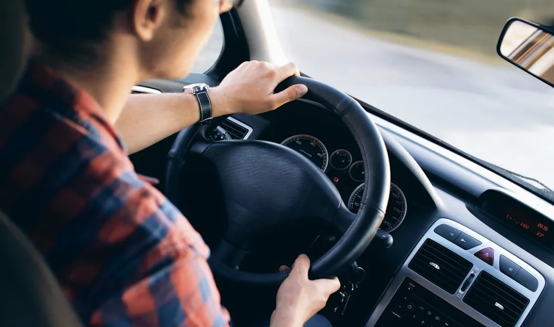 Drogy za volant nepatří ani o Vánocích. Po víkendech a vánočních večírcích jsou kanalizace plné drog.