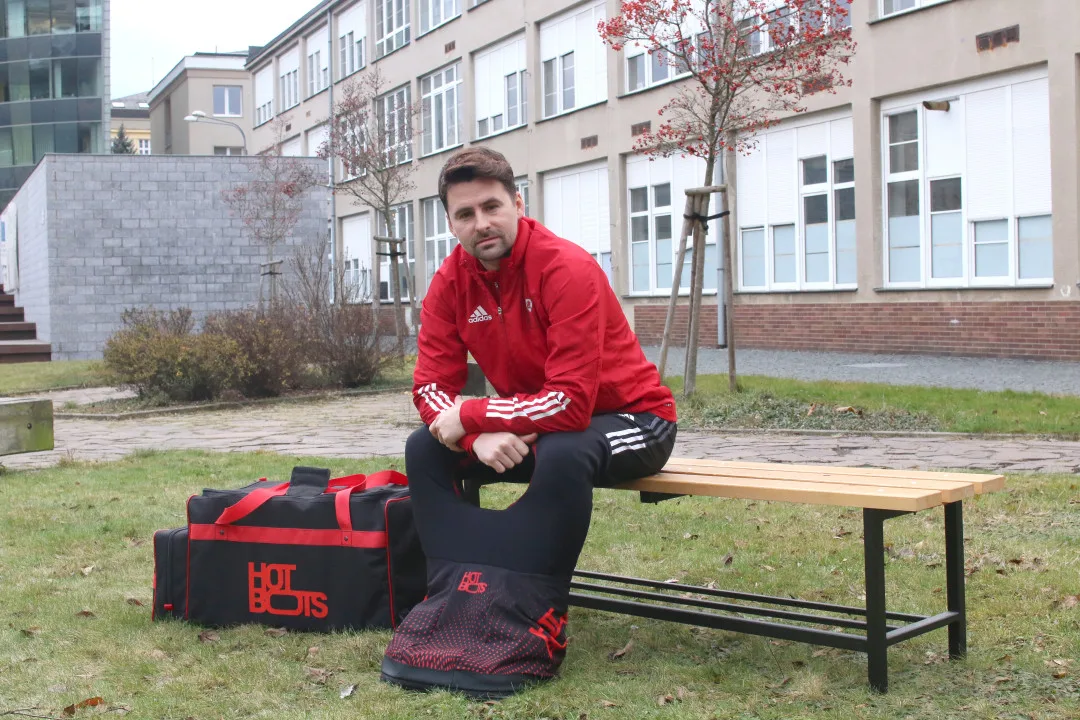 Už žádné zmrzlé nohy fotbalistů na střídačce, liberecká univerzita pro ně navrhla vyhřívaný vak
