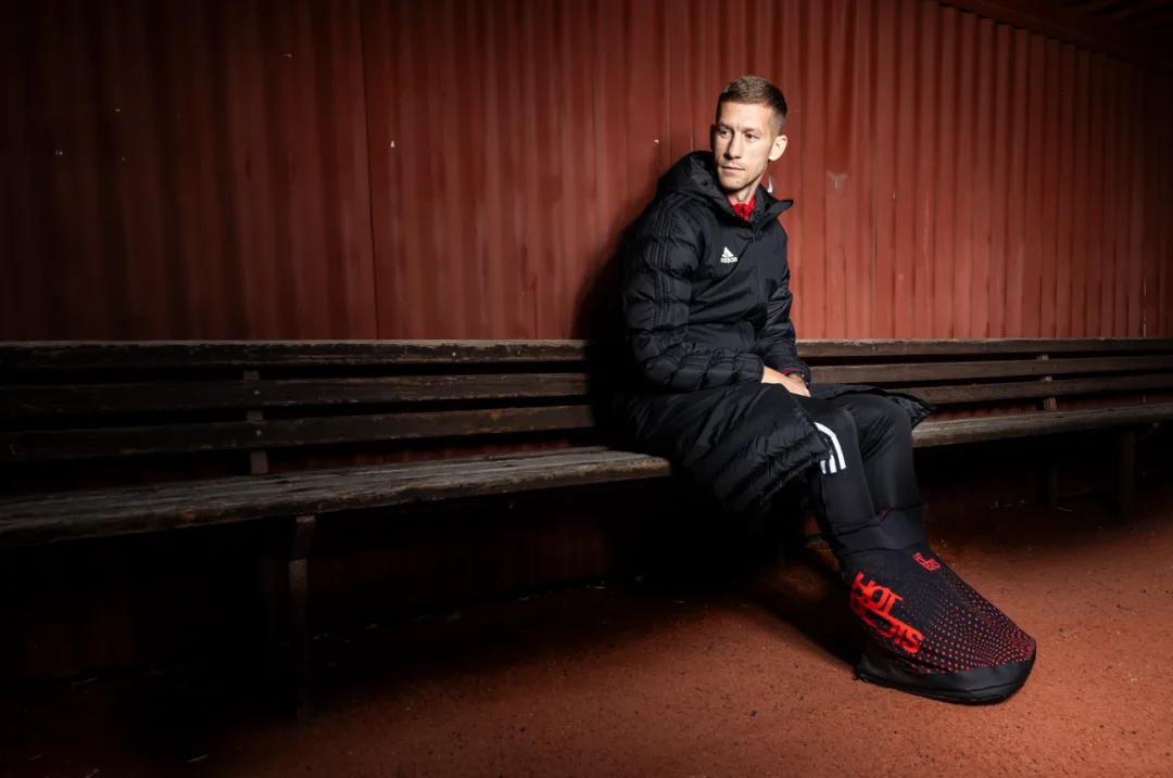 Už žádné zmrzlé nohy fotbalistů na střídačce, liberecká univerzita pro ně navrhla vyhřívaný vak