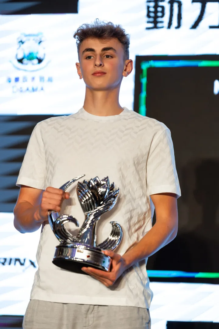 Úspěch Adama Ficka. Student z Liberce získal v celkovém pořadí světovém poháru v motosurfingu bronz