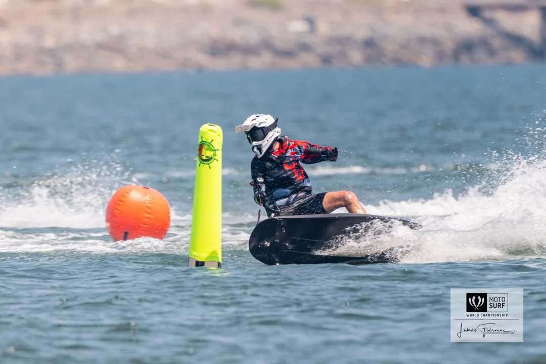 Úspěch Adama Ficka. Student z Liberce získal v celkovém pořadí světovém poháru v motosurfingu bronz