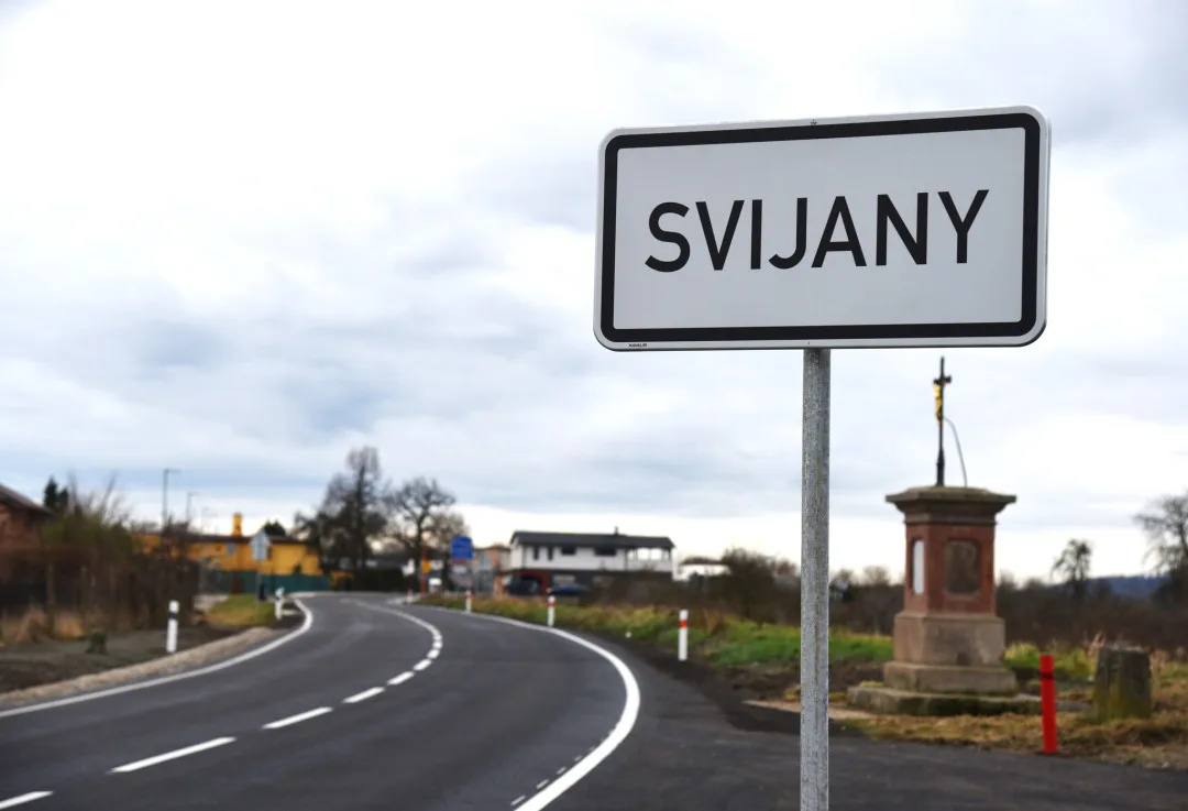 Silnice ve Svijanech má nový povrch, chodci se tu dočkali chodníků a osvětlených přechodů