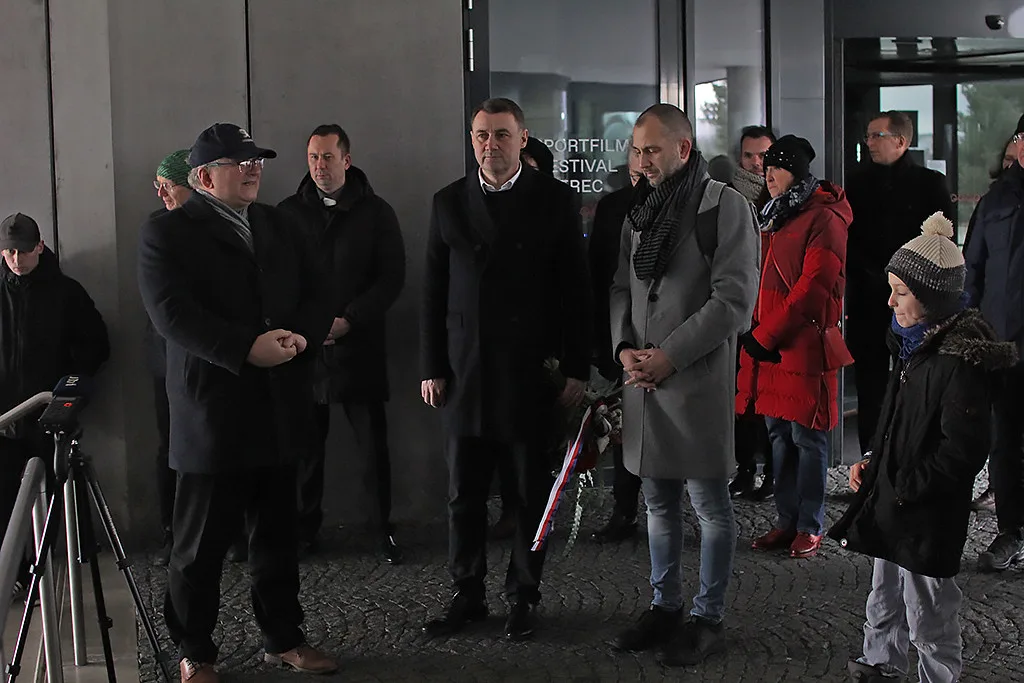 Emoce kvůli kšiltovce. Rektor uctil památku obětí střelce v pokrývce hlavy s logem zbrojařské firmy