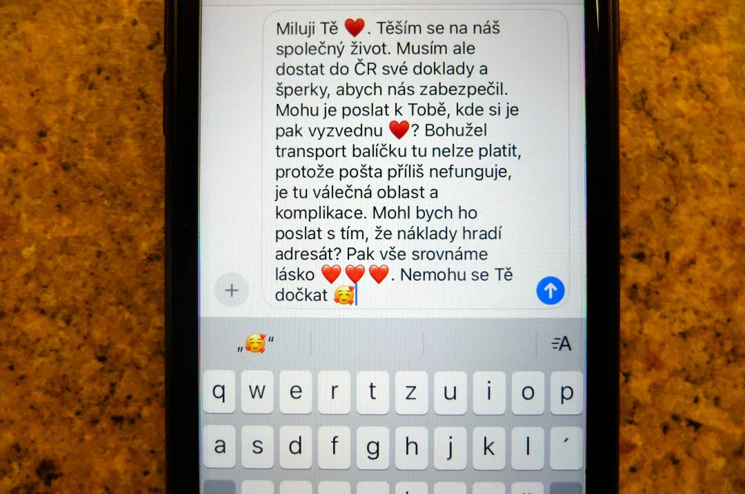 Žena naletěla podvodníkovi, který se vydával za českého lékaře působícího na Ukrajině. Přišla o 300 tisíc korun