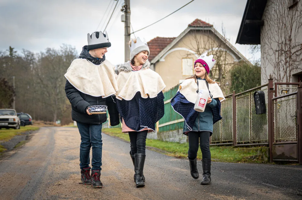 Tříkrálová sbírka slaví 25. narozeniny. Městy i vesnicemi budou procházet tisíce koledníků
