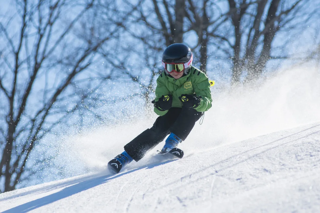 Slunečné počasí na severu Čech vylákalo na sjezdovky a do stop tisíce lidí
