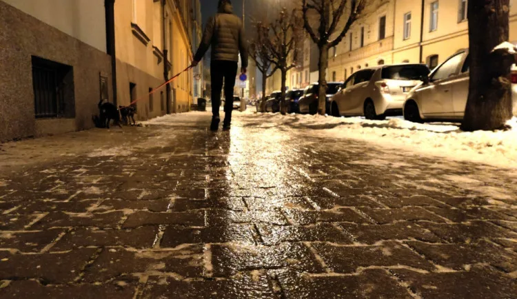 Meteorologové vydali na dnešní noc výstrahu před silným větrem, do rána to také bude klouzat