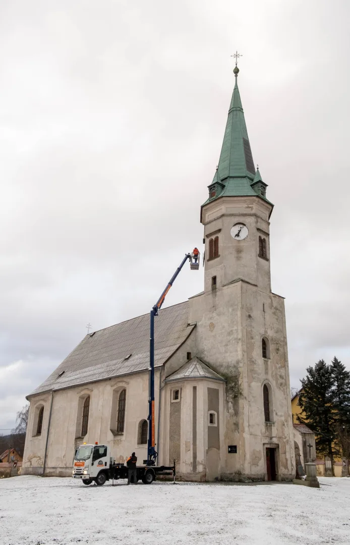 Věž kostela sv. Anny v Dětřichově je bez ciferníků. Stejně jako hodinový stroj je čeká restaurování