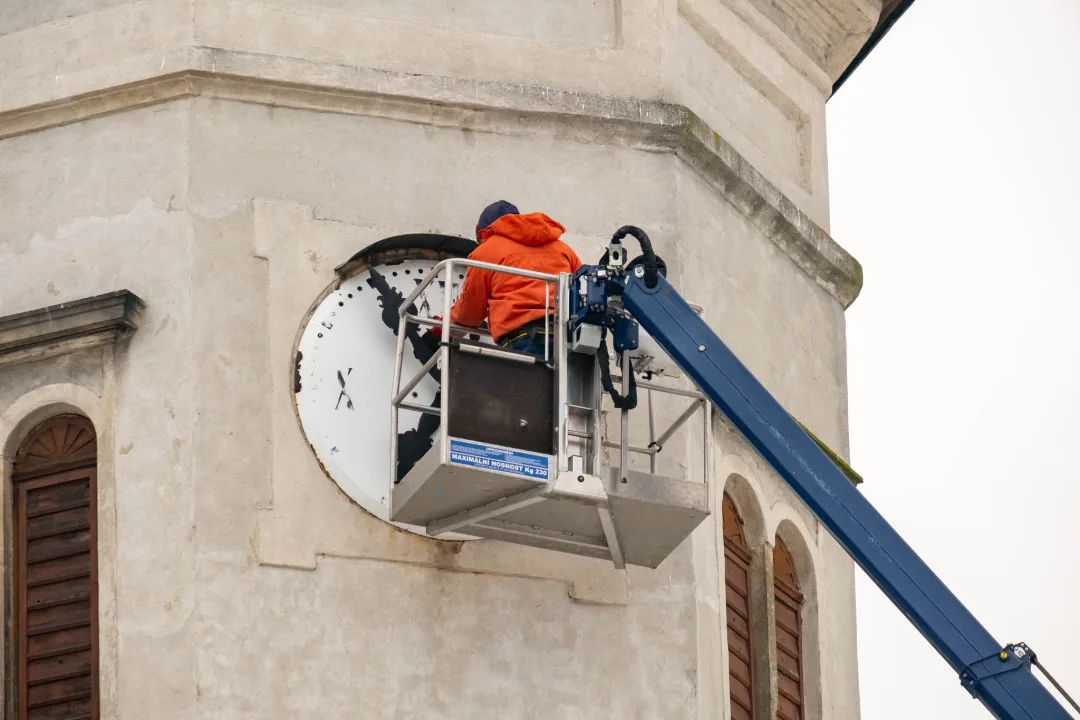 Věž kostela sv. Anny v Dětřichově je bez ciferníků. Stejně jako hodinový stroj je čeká restaurování