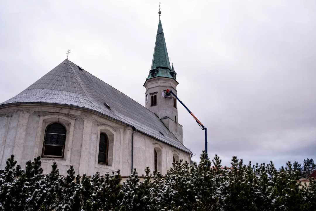 Věž kostela sv. Anny v Dětřichově je bez ciferníků. Stejně jako hodinový stroj je čeká restaurování