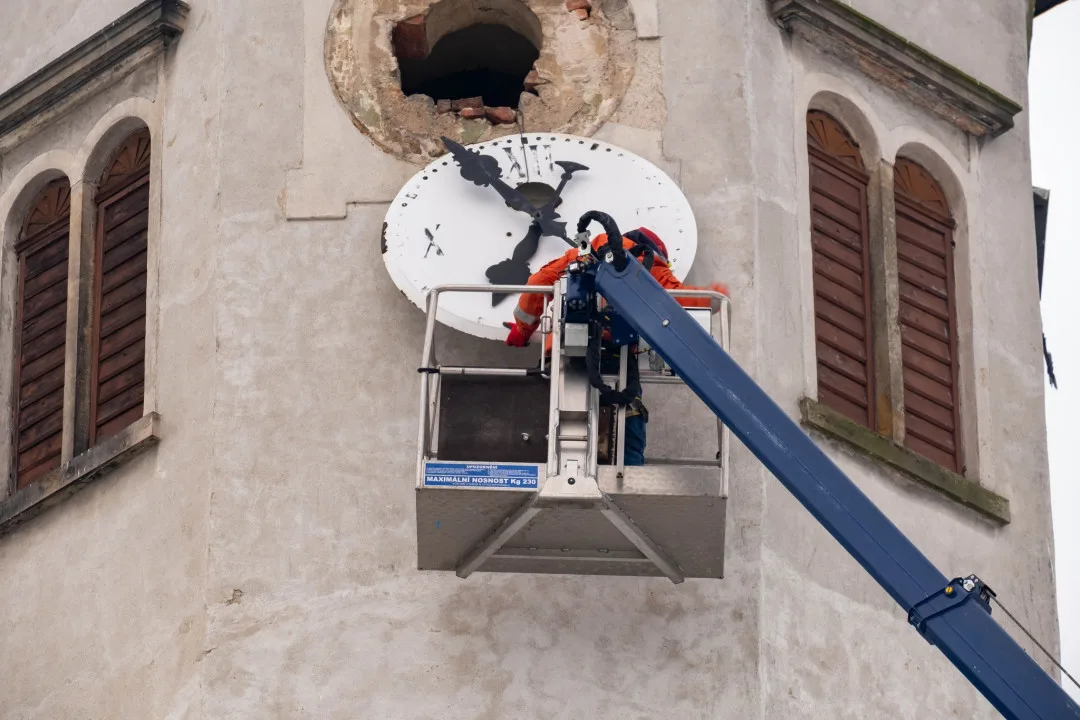 Věž kostela sv. Anny v Dětřichově je bez ciferníků. Stejně jako hodinový stroj je čeká restaurování