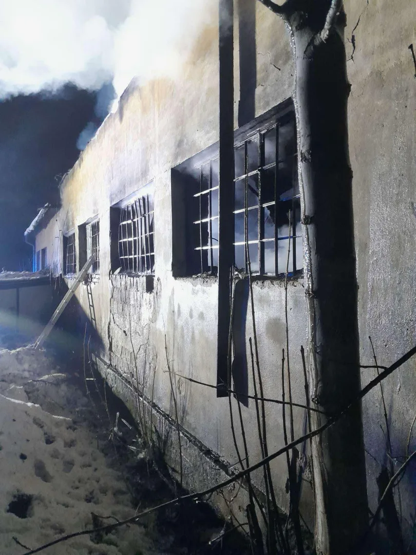 Rušná noc v Bulovce. Ze zemědělské budovy s technikou šlehaly plameny, zasahovalo 7 jednotek hasičů