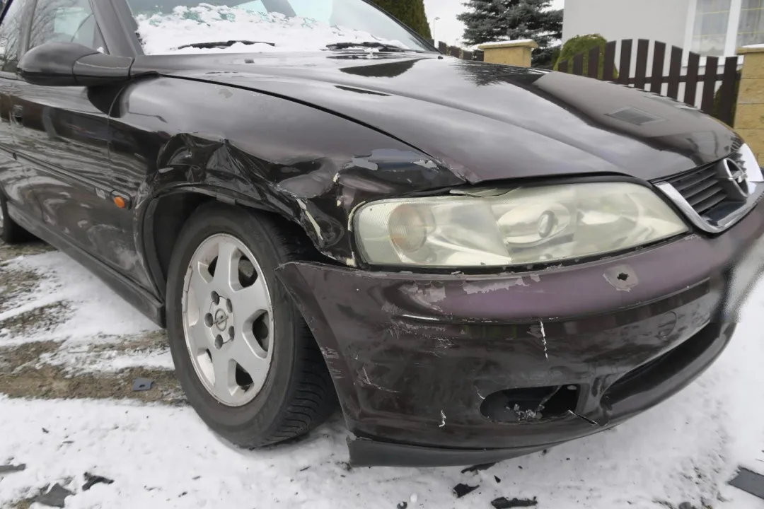 Na zledovatělé silnici nabourala zaparkované auto a ujela. Pomohli sousedé
