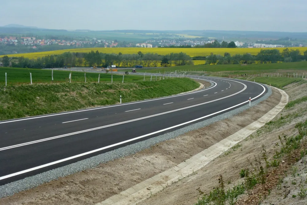 Letošní rok přináší novinky v dopravě: Dražší dálniční známky, digitalizace i větší bezpečnost na železnici