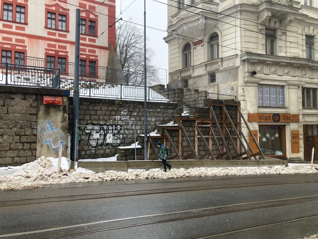 Opěrná zeď a schodiště v Rumunské ulici u zámku budou opraveny do konce prázdnin
