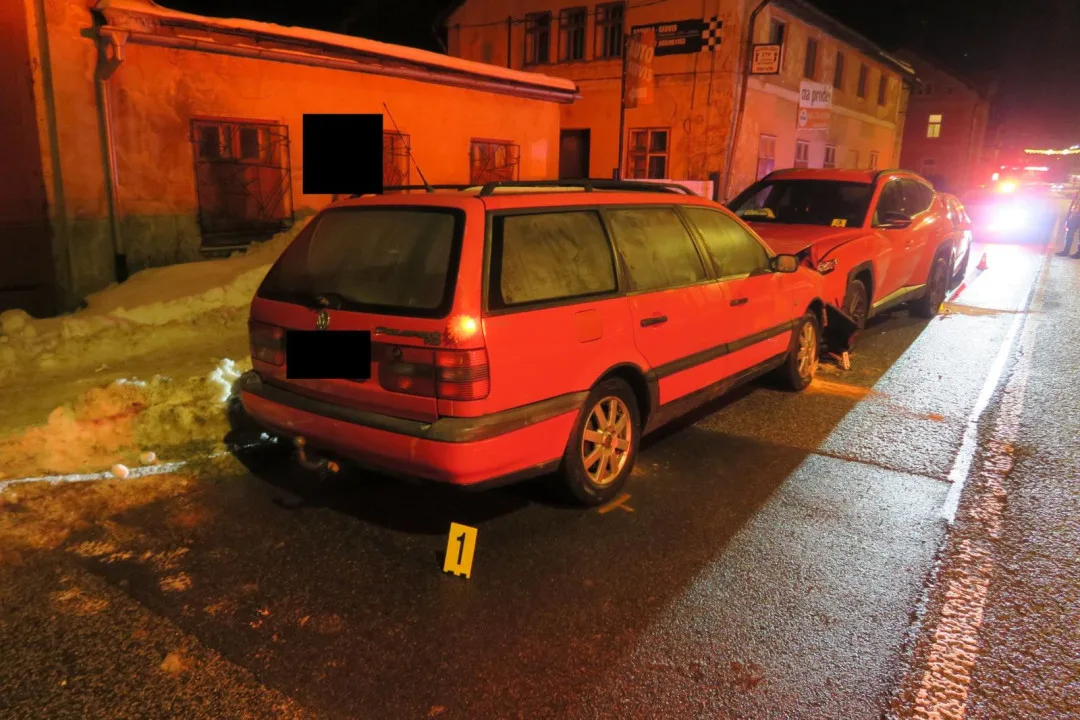 Řidič v Desné se 3,81 promile alkoholu se ve svém jízdním pruhu neudržel, způsobil nehodu tří aut