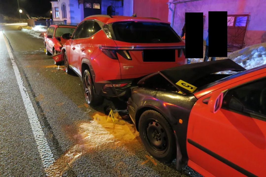Řidič v Desné se 3,81 promile alkoholu se ve svém jízdním pruhu neudržel, způsobil nehodu tří aut