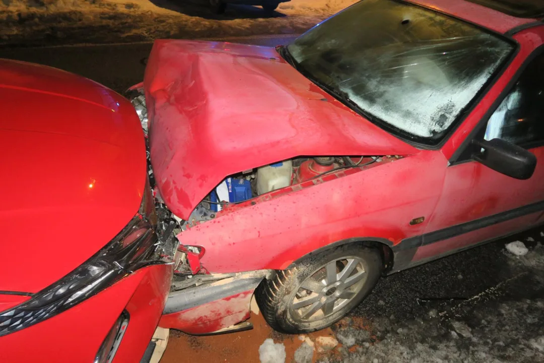 Řidič v Desné se 3,81 promile alkoholu se ve svém jízdním pruhu neudržel, způsobil nehodu tří aut