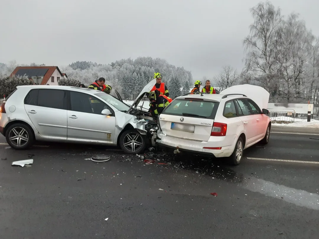 Srážka dvou aut u Svoru. První pomoc zraněnému poskytli hasiči