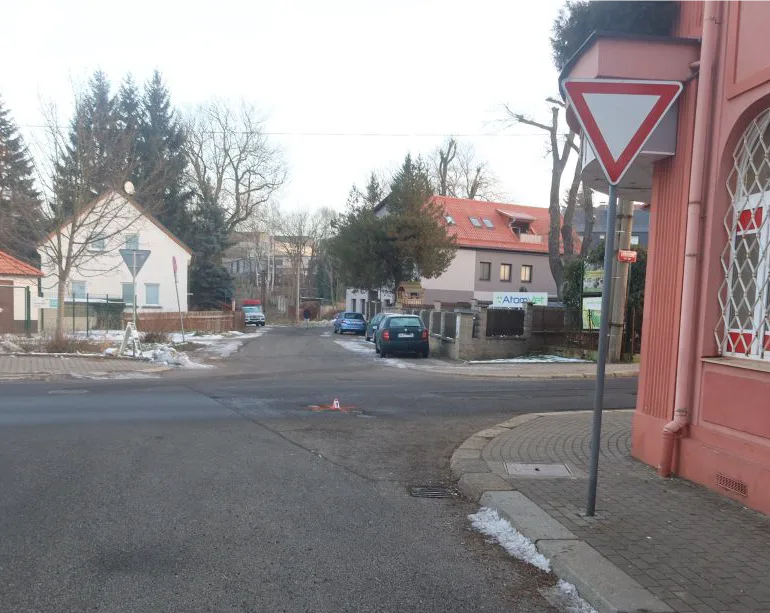 Řidič v Liberci srazil chodkyni a po chvíli odjel. Hledá ho policie
