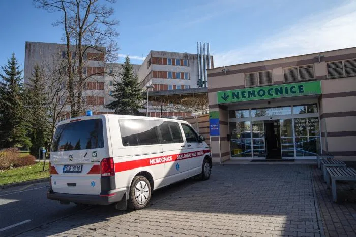 V jablonecké nemocnici platí zákaz návštěv na jednom z oddělení. Důvodem je nárůst respiračních onemocnění