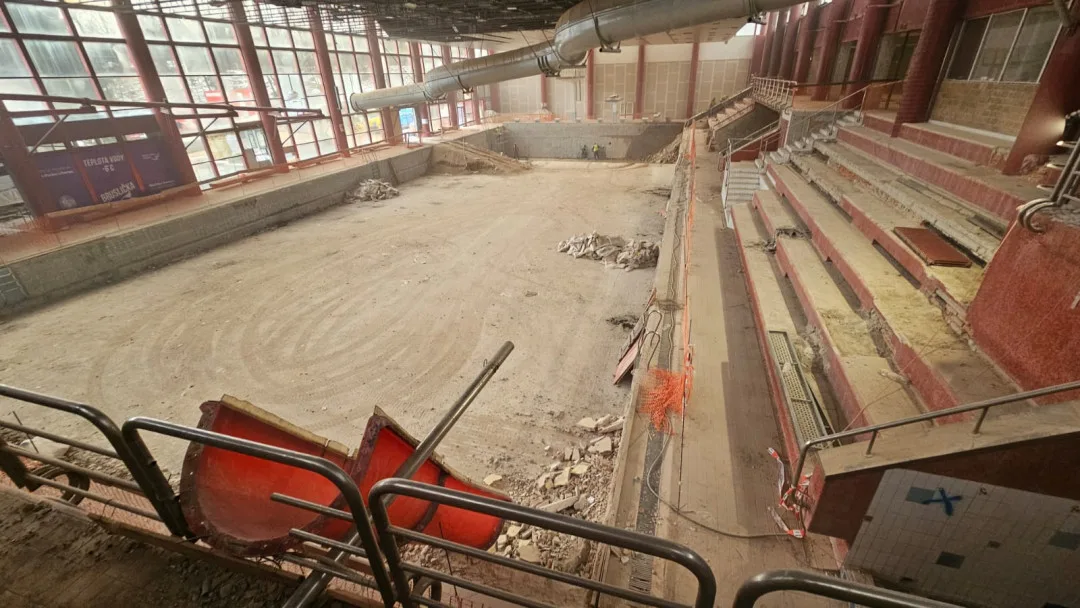 Vybouraný 50metrový bazén – kompletně odstraněný vnitřek a obklady.