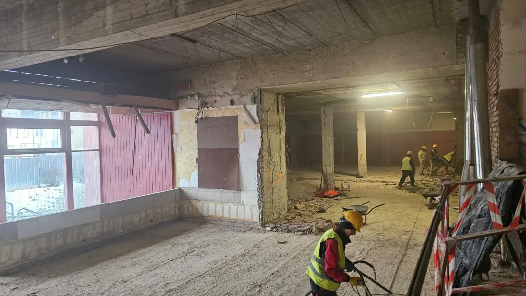 Demolice příček – jsou vidět odkryté nosné konstrukce.
