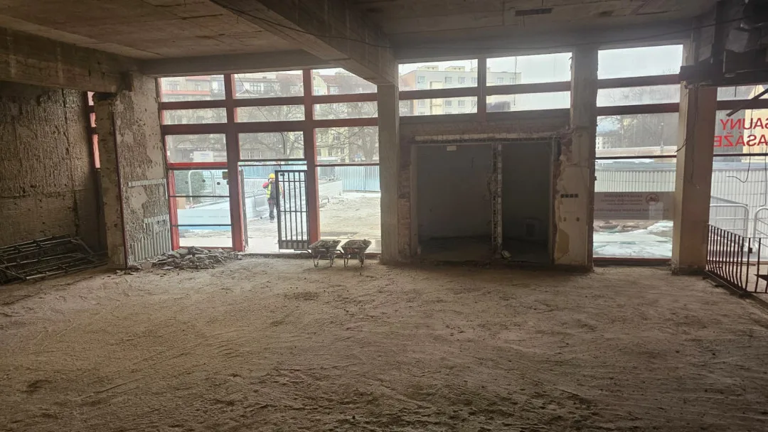 Vybouraný interiér bazénu – ve vstupní části byly odstraněny podlahy a zdivo.