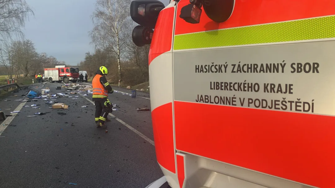 Střet dodávky s kamionem uzavřel silnici 13 u Jablonného, jeden člověk zemřel