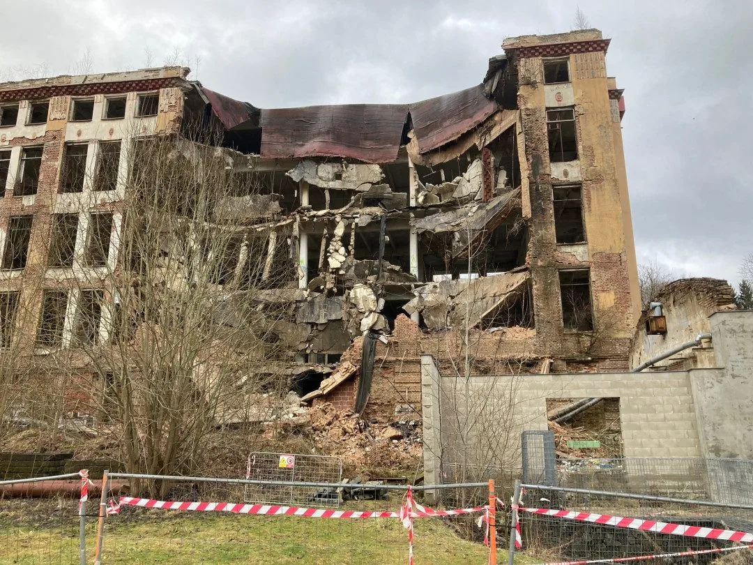 Zčásti zřícený objekt bývalé Textilany půjde celý k zemi. Demolici zajistí z pověření majitele Syner, začne dnes nebo zítra ráno