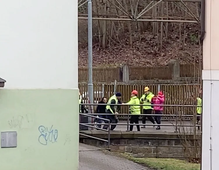 Rvačka těsně před startem bourání Textilany. Nezvládnuté emoce na chvíli odvedly pozornost od ramena bouracího bagru