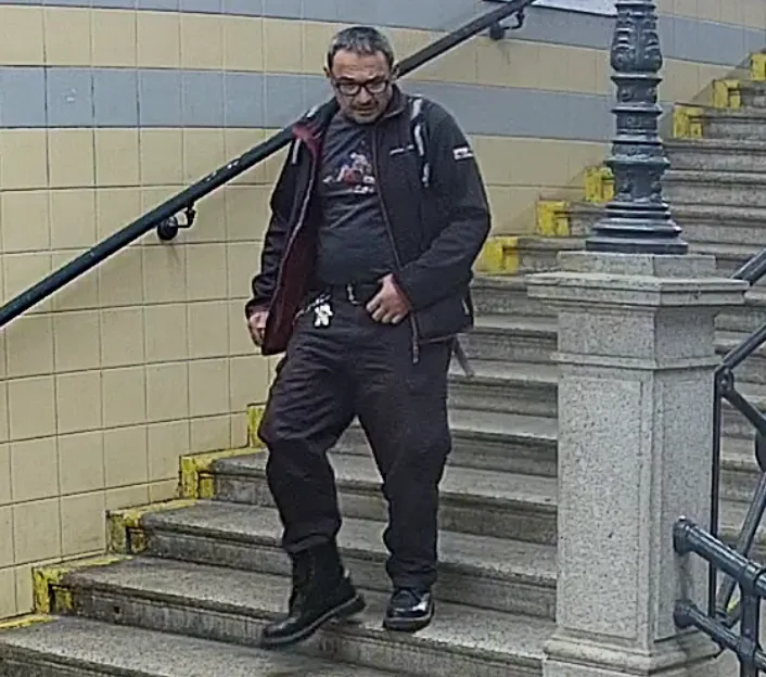 Vandalismus na libereckém nádraží. Policie pátrá po muži, který se v místě pohyboval