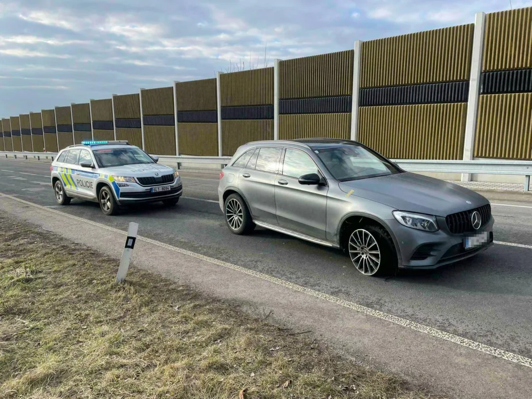 Zastavovací pásy zloděje Mercedesu jen zpomalily. Zastavit a vystoupit ho donutila až namířená střelná zbraň