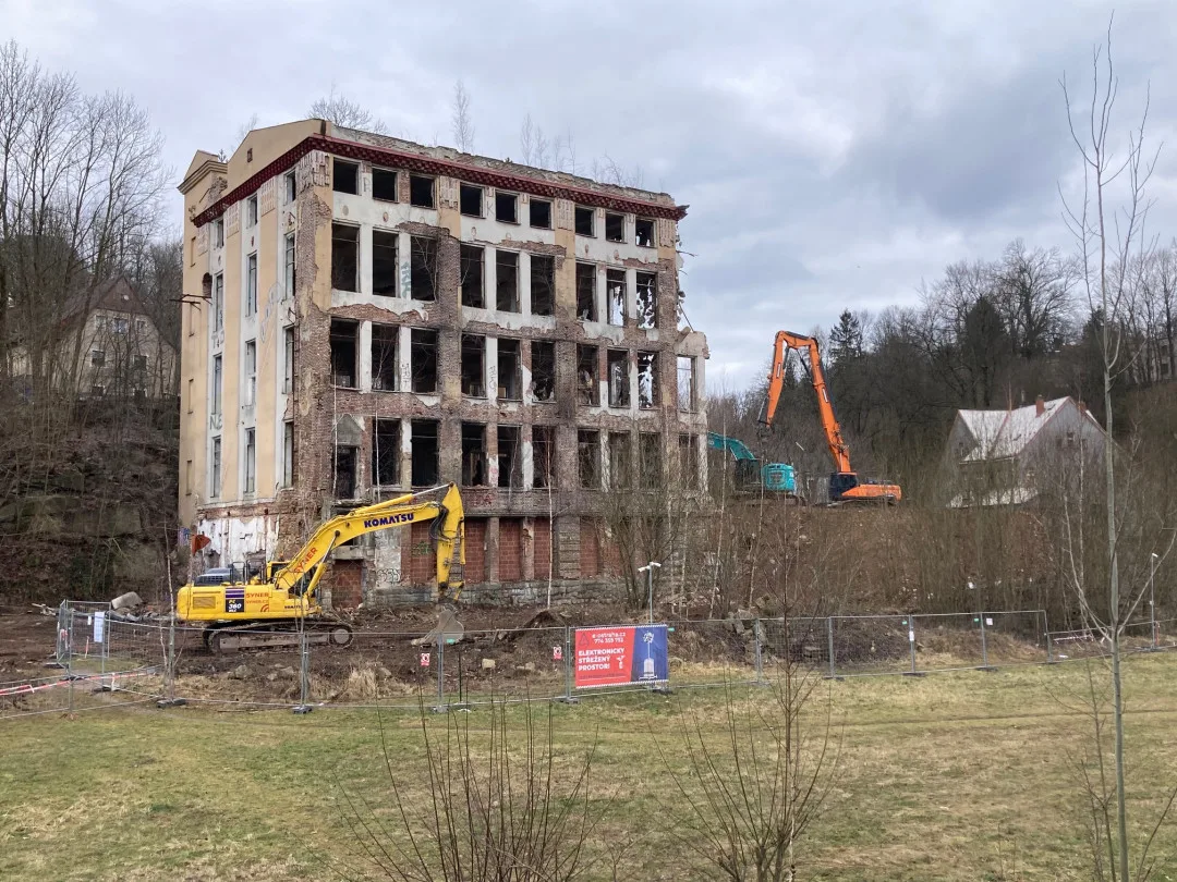 Demolice zřícené budovy bývalé Textilany má skončit v půlce příštího týdne, Klicperova ulice už je průjezdná