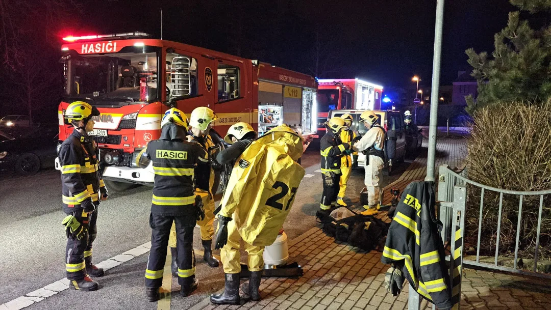 V Růžodolské ulici v Liberci zasahovali hasiči u úniku nebezpečných látek. Dva lidé se skončili v nemocnici