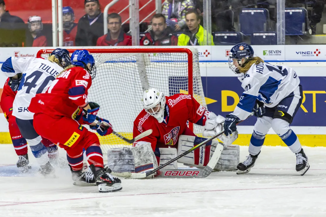 České hokejistky v prvním utkání na turnaji v Liberci deklasovaly Finsko 7:2, dnes je čekají Švýcarky