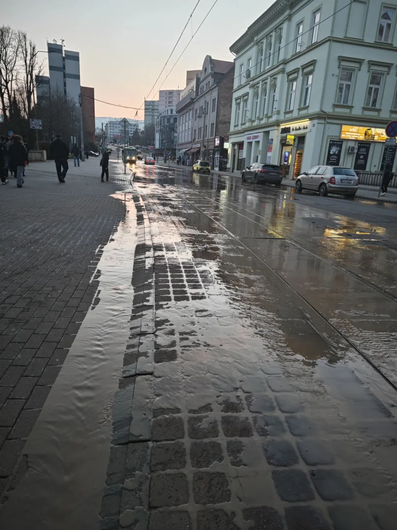 Třídou prvního máje v Liberci se valila voda, havárii už vodárenská společnost opravila