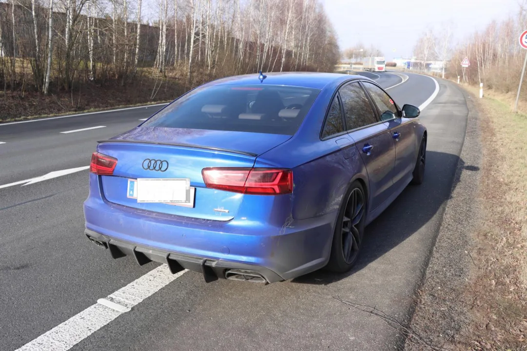 Zloděje luxusního vozu z Rakouska opět zastavila až namířená zbraň policistů. Tentokrát v Hrádku nad Nisou