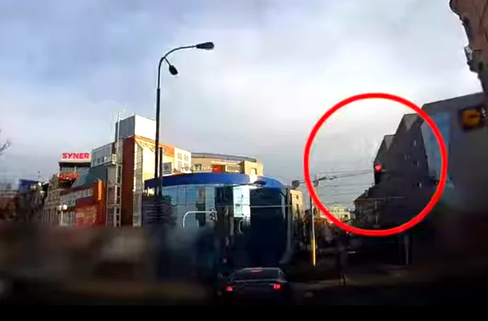 Do protisměru a na červenou ujížděl řidič se třemi zákazy řízení centrem Liberce před policií. Skončil v cele