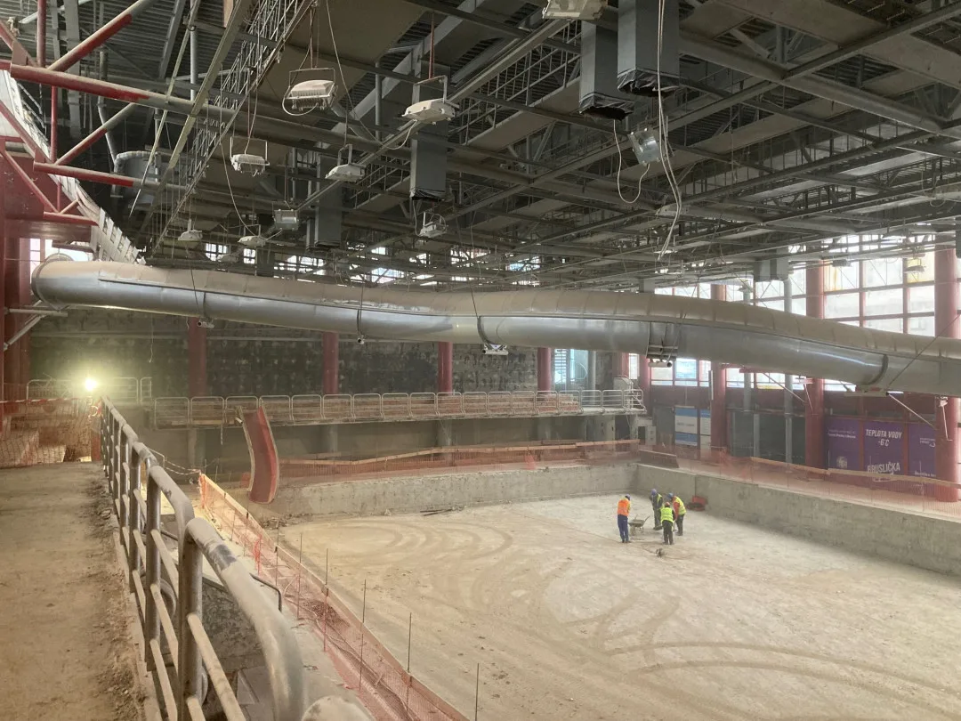 Libereckým bazénem zní sbíječky, vybouráno už bylo 8 tisíc tun betonu a obkladů. Červený tobogán nahradí nový