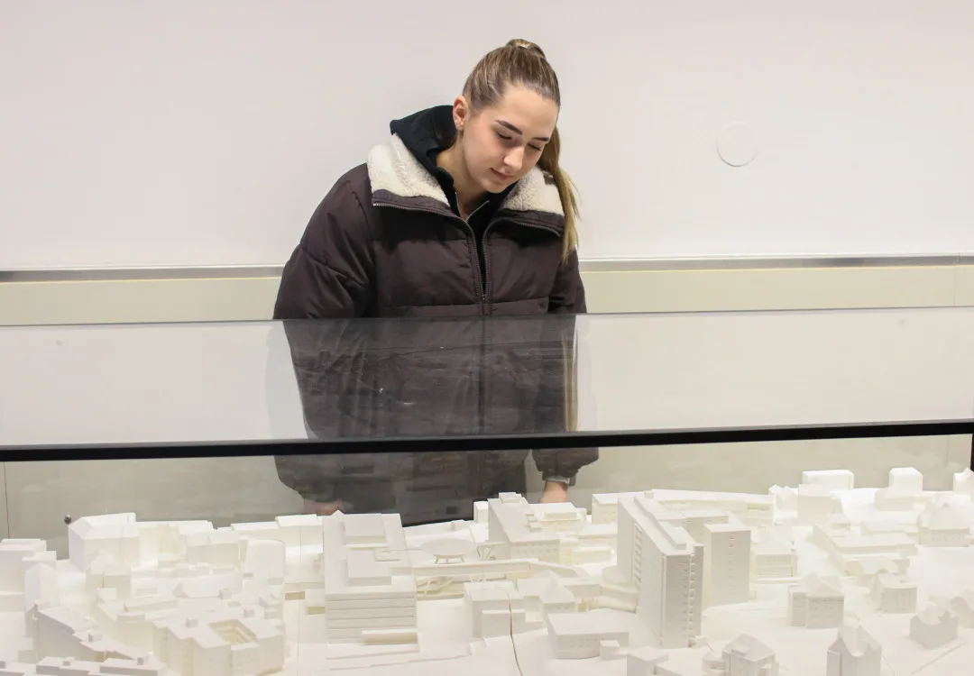 3D model před univerzitní menzou ukazuje zmodernizovanou nemocnici včetně nově stavěných budov