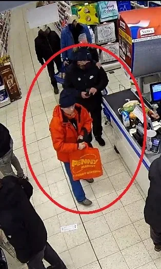 Poznáváte ženu na fotografii? Policie ji shání kvůli svědectví v případu krádeže peněz, platební karty a dokladů