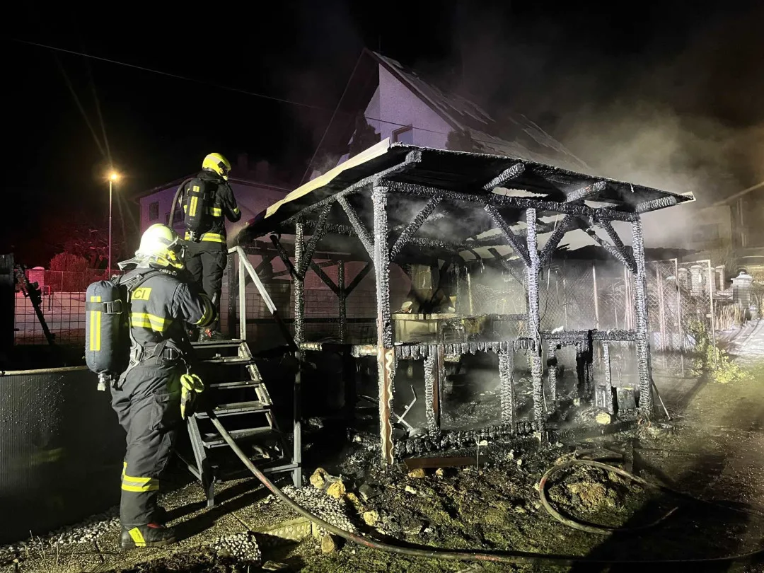 Noční požár v Českém Dubu. Pergola u rodinného domu shořela