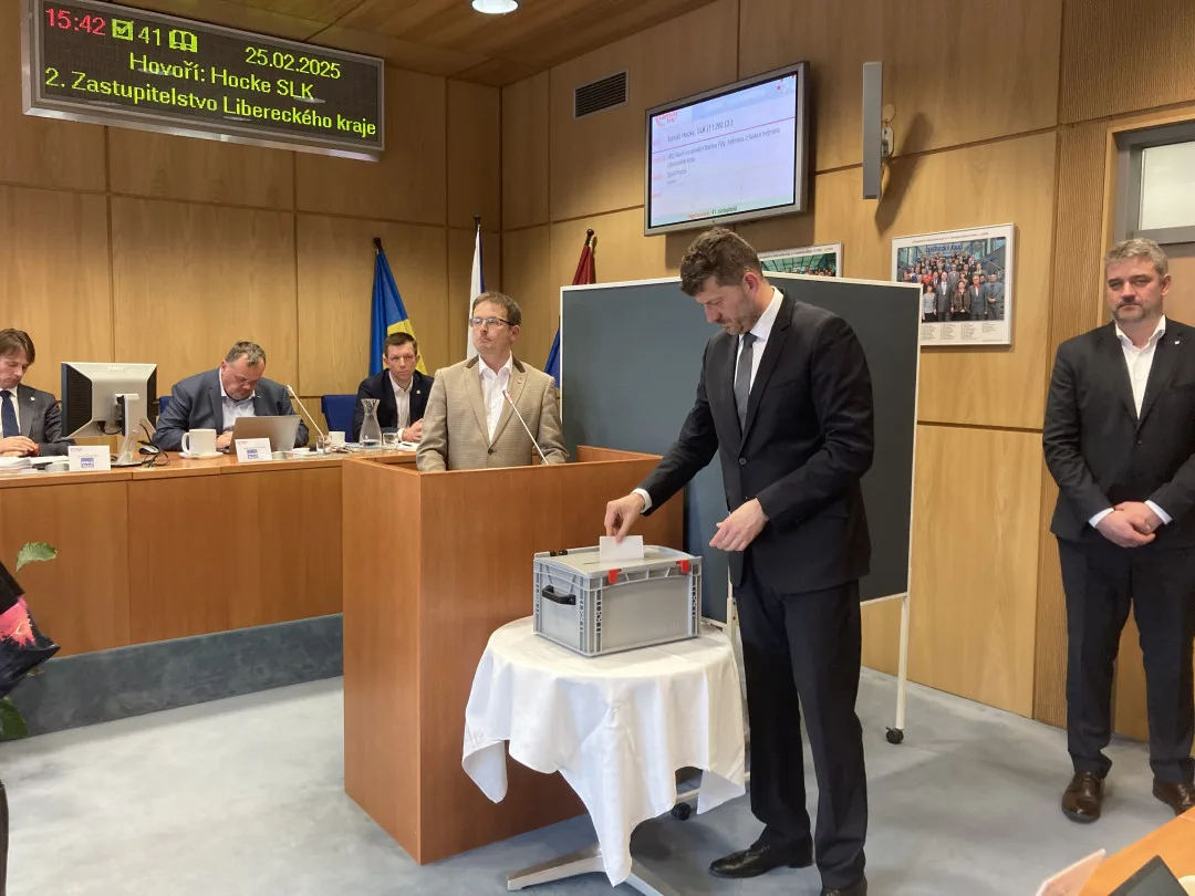Tajné hlasování o odvolání hejtmana Libereckého kraje. Hlasovací lístek vhazuje do urny Jan Sviták.