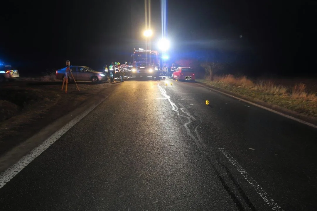 Mladá řidička srazila v noci chodce v tmavém oblečení. Senior v nemocnici bojuje o život