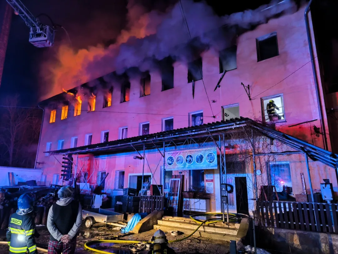 Noční požár v Kateřinkách. Hořelo v objektu, kde sídlí dětské centrum