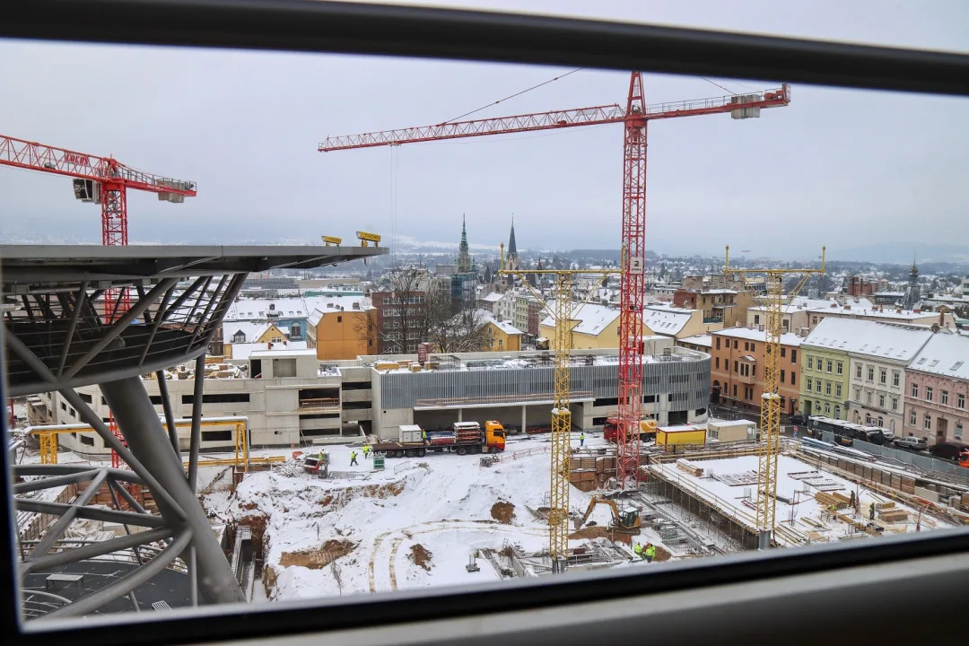 Stavba centra urgentní medicíny v areálu Krajské nemocnice v Liberci, snímek z 13. února 2025.